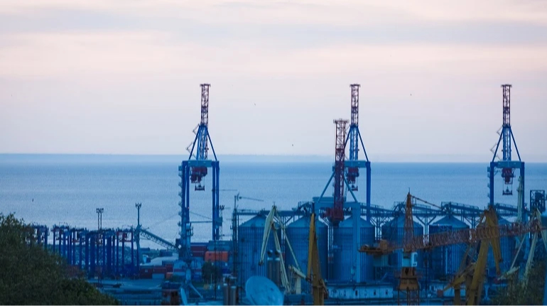Обсяг експорту українським морським коридором у квітні скоротився на 45%