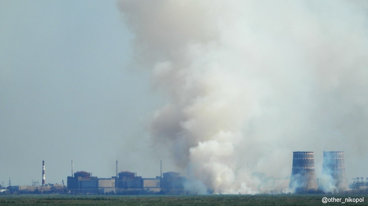 Поряд із Запорізькою АЕС помітили пожежу: попередньо горить вантажний порт