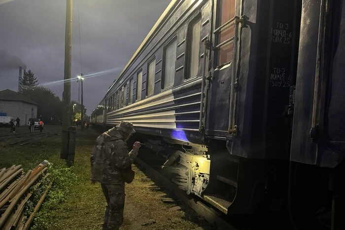 На Прикарпатті правоохоронці зупинили потяг, пасажирів евакуювали