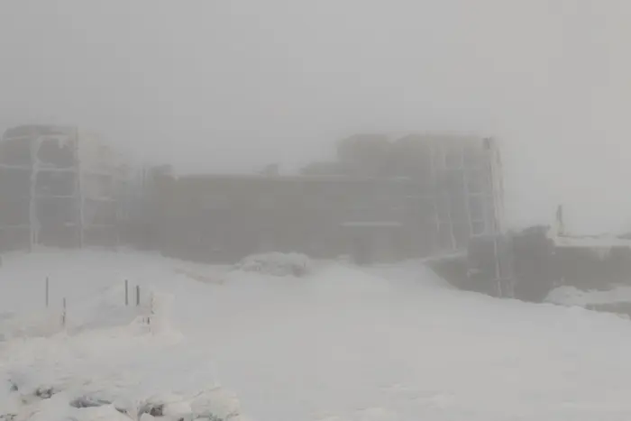 Карпати замело, зафіксовано -5°C (фото, відео)