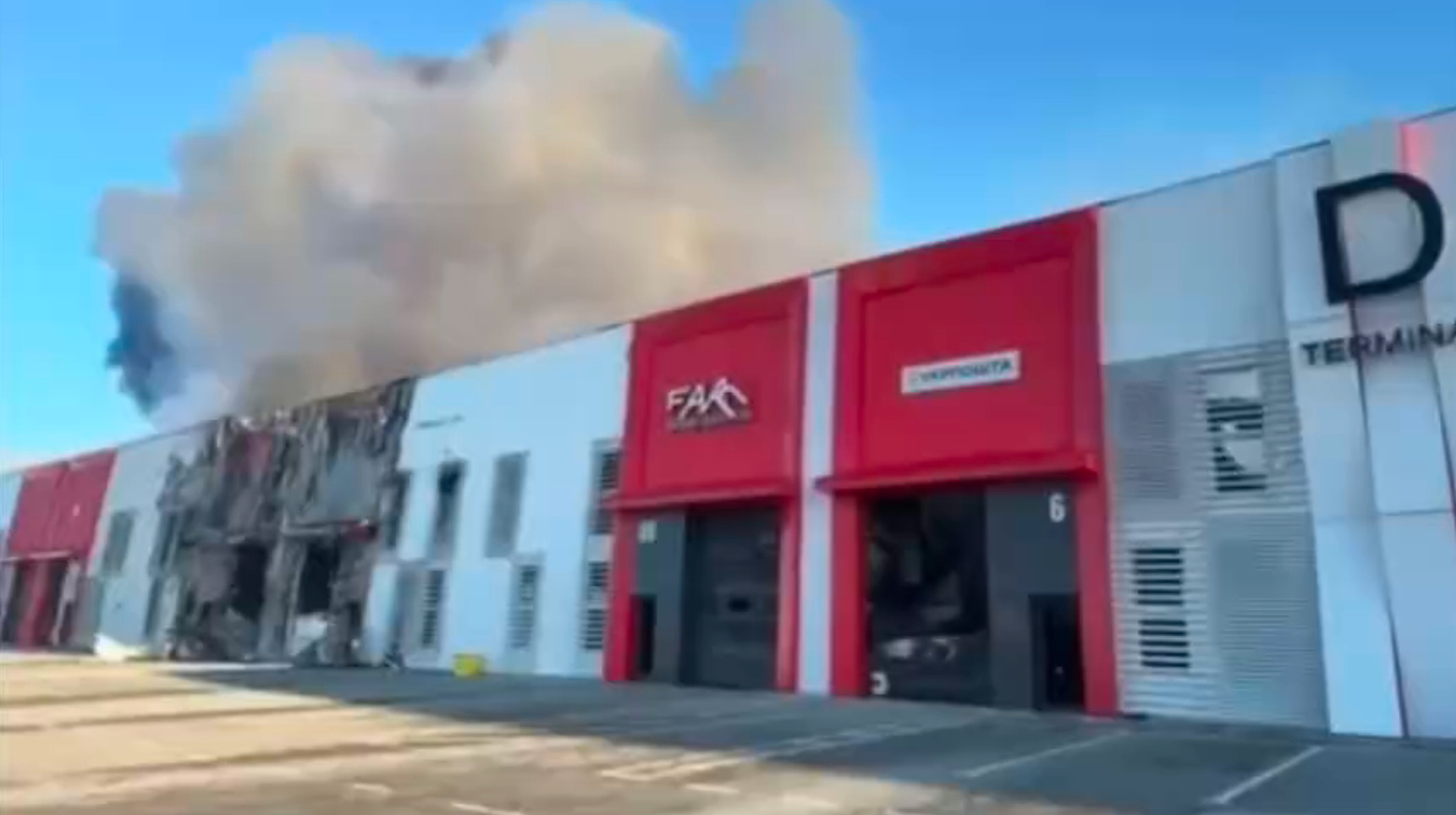 Знищено 900 посилок: ворог влучив у відділення "Укрпошти" у Львові