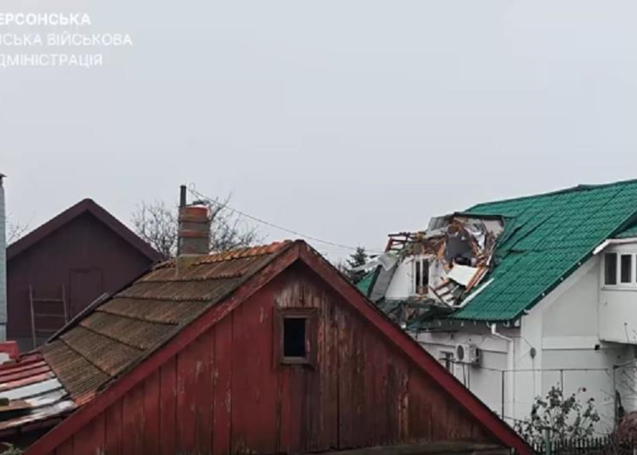 Росіяни вдарили по Корабельному районі Херсона, є руйнування