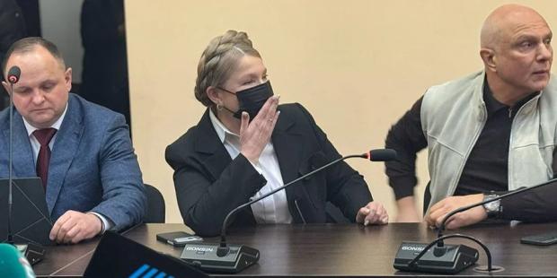 Автівки чоловіка та шість мобільних телефонів: ВАКС частково арештував майно Тимошенко