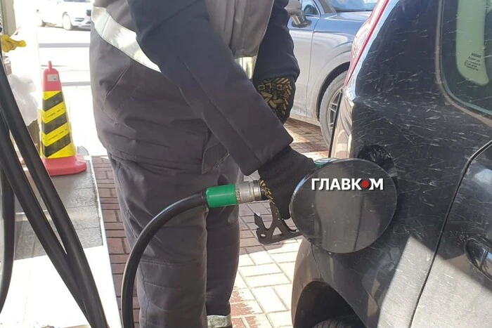 Рекордні ціни на пальне. Зеленський розповів, яку допомогу отримають українці