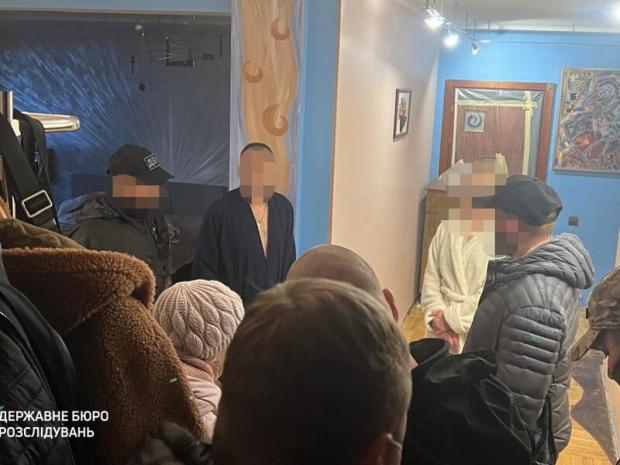 Гроші забирали, але документів ніхто не робив: В Україні затримали помічників нардепів, які обіцяли “допомогти” з виїздом за кордон (фото)