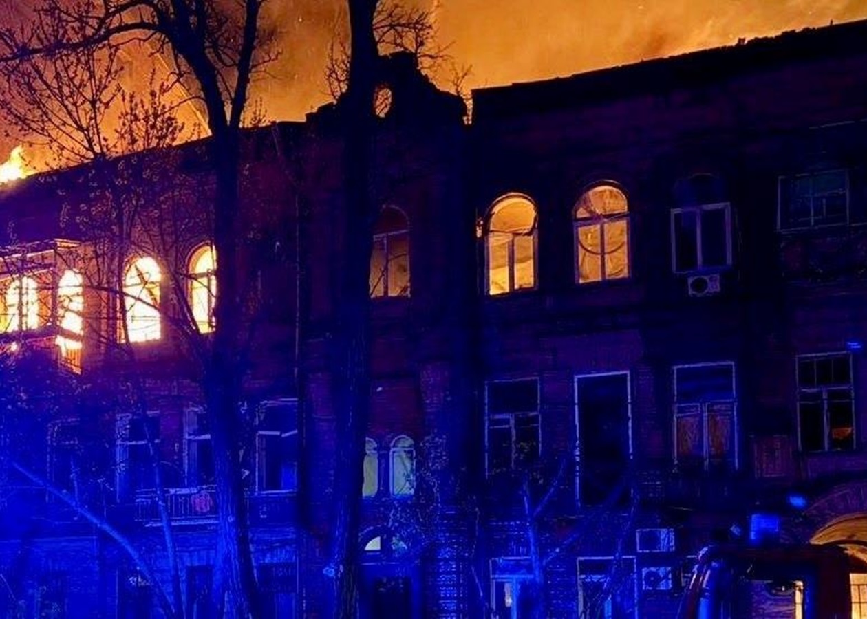 У Дніпрі після атаки палають житлові будинки