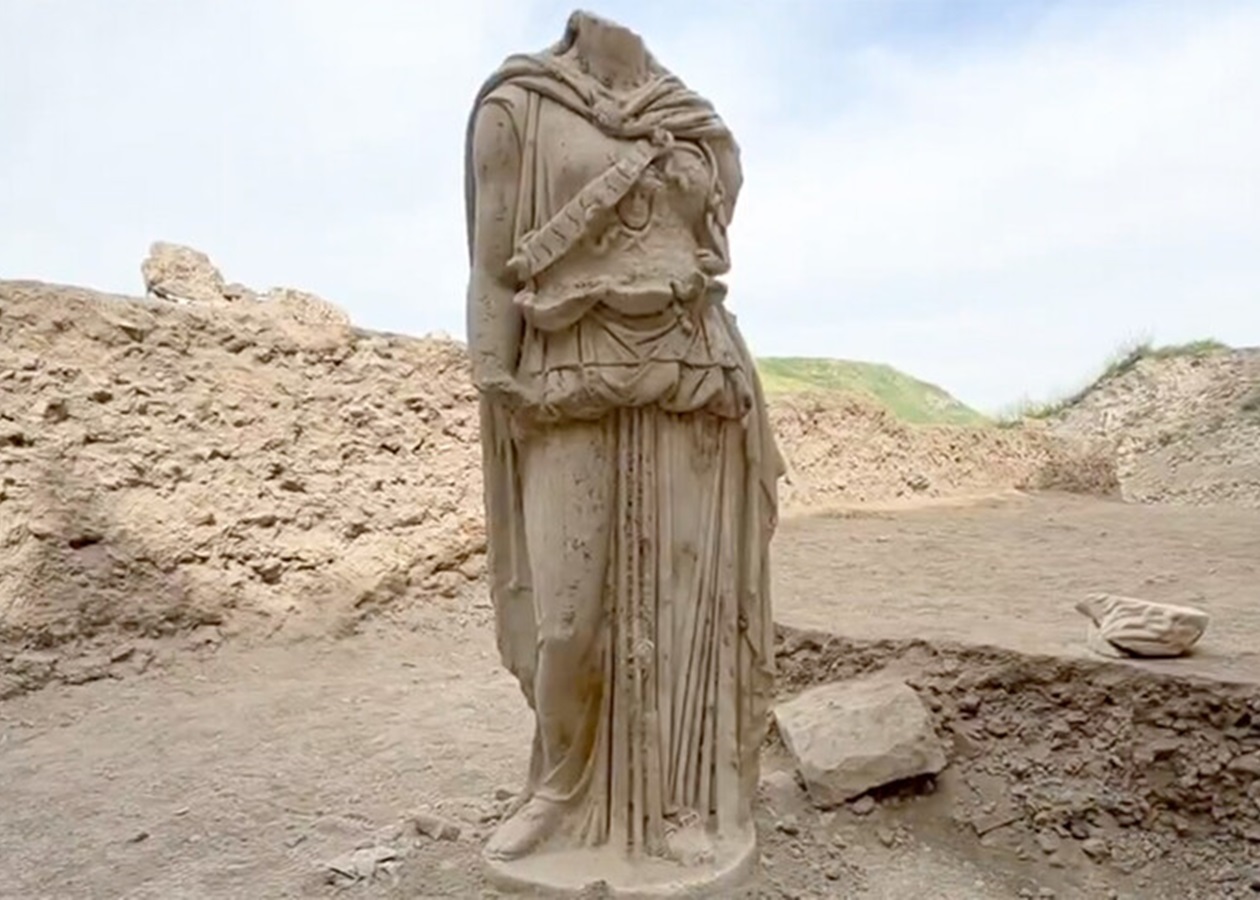 У Туреччині знайшли унікальну двометрову статую Афіни