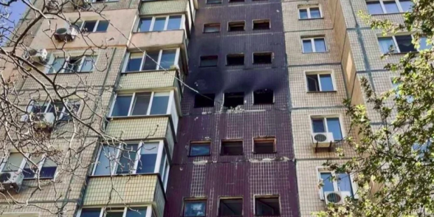 Є постраждалі, в тому числі – діти: У Кривому Розі російський дрон влучив у багатоповерхівку (відео)