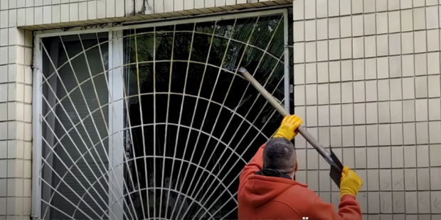 “Малюки були в укритті”: У Києві ударний дрон РФ пошкодив дитячий садок (відео)