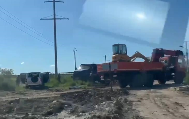 Окупанти знов прикриваються цивільними: Кримчанин показав, як росіяни маскують військові бензовози, за що і поплатився