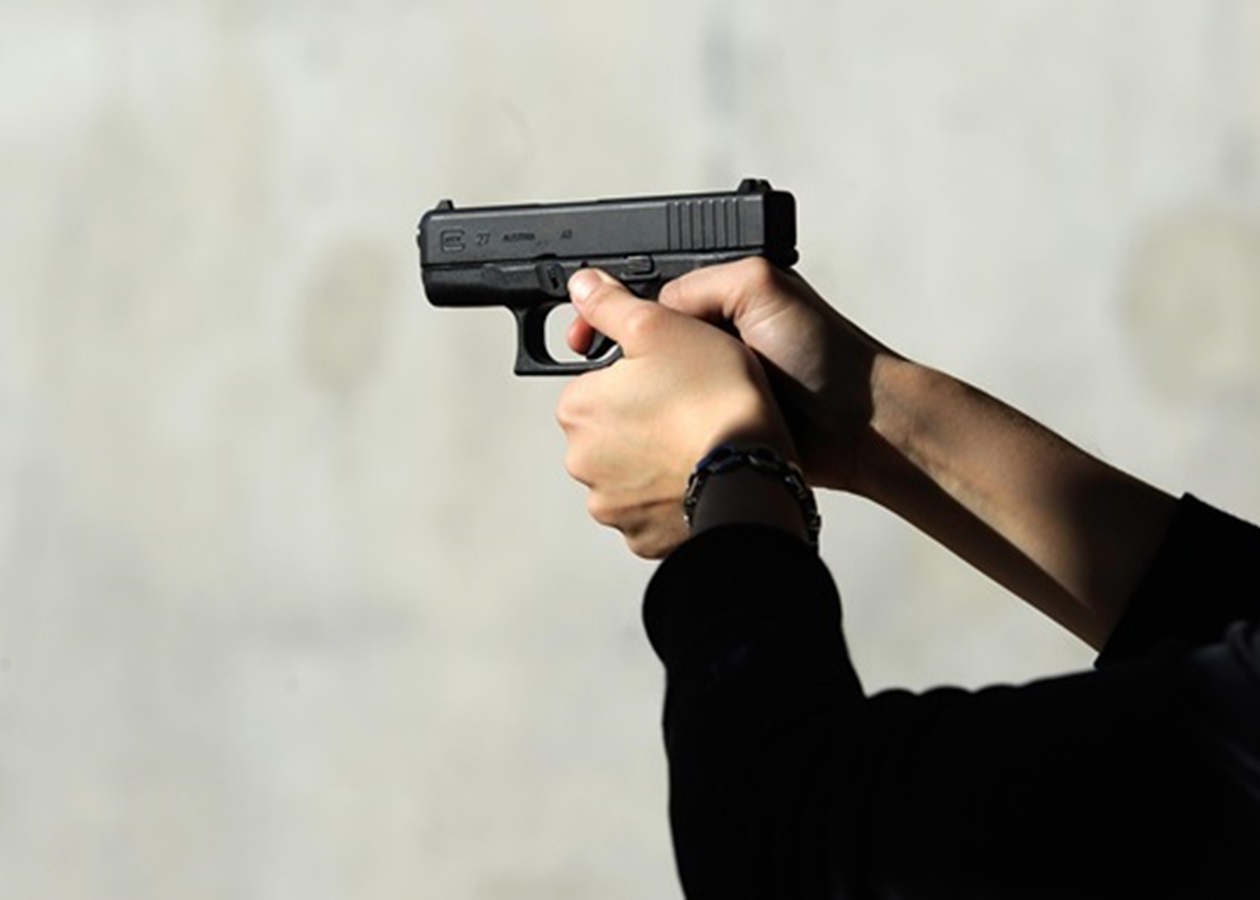 У Києві чоловік відкрив вогонь у житловому дворі