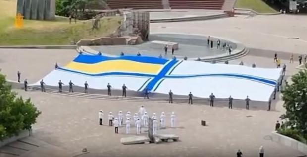 ​У Києві до Дня Військово-морських сил розгорнули найбільший прапор ВМСУ (відео)