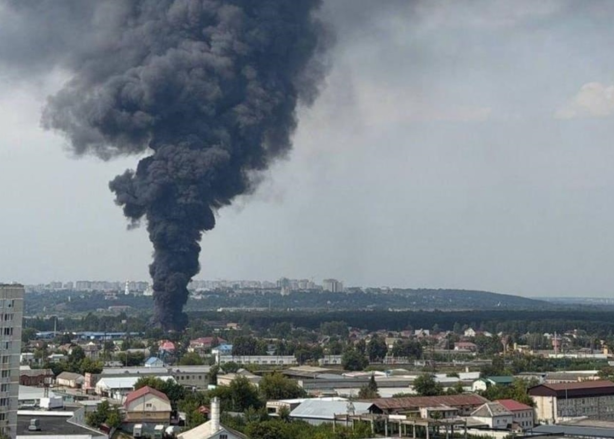 Після вибухів у Брянську вирує масштабна пожежа